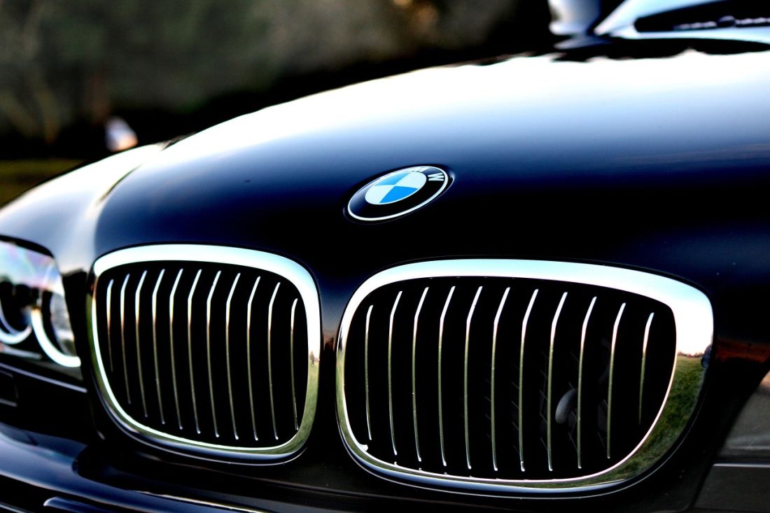 Black BMW grill and badge 