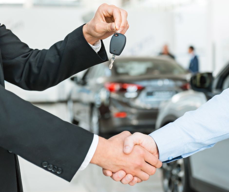 Man holding the car keys of a car bought on car finance.
