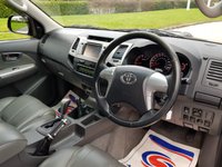 USED 2011 61 TOYOTA HI-LUX 3.0 INVINCIBLE 4X4 D-4D DCB 1d AUTO 169 BHP 2 KEYS + BULL BARS ** NO VAT **