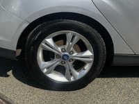 USED 2013 13 FORD FOCUS 1.6 ZETEC 5d AUTO 124 BHP VERY LOW GENUINE MILES *  AIR CONDITION *  ALLOY WHEELS *