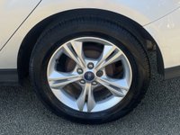 USED 2013 13 FORD FOCUS 1.6 ZETEC 5d AUTO 124 BHP VERY LOW GENUINE MILES *  AIR CONDITION *  ALLOY WHEELS *