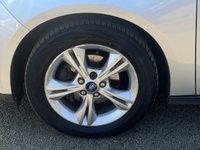 USED 2013 13 FORD FOCUS 1.6 ZETEC 5d AUTO 124 BHP VERY LOW GENUINE MILES *  AIR CONDITION *  ALLOY WHEELS *