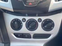 USED 2013 13 FORD FOCUS 1.6 ZETEC 5d AUTO 124 BHP VERY LOW GENUINE MILES *  AIR CONDITION *  ALLOY WHEELS *