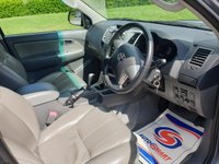 USED 2012 12 TOYOTA HI-LUX 3.0 INVINCIBLE 4X4 D-4D DCB 1d AUTO 169 BHP ** NO VAT * CANOPY+PARKING SENSORS