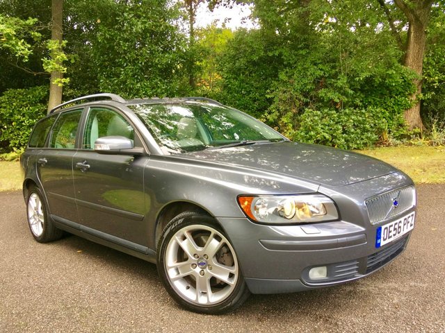 2007 56 Volvo V50 2.0 D SE 5d 135 BHP X 11 SERVICE STAMPS/FULL GREY LEATHER/ELECTRIC SUNROOF/REAR PARK ASSIST