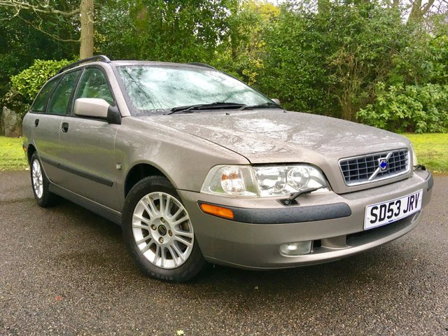 2003 53 Volvo V40 1.8 S 5d 121 BHP ONLY 2 OWNERS/ ONLY 59,985 MILES / X17 VOLVO SERVICE STAMPS