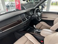 USED 2013 13 BMW X5 3.0 XDRIVE30D SE 5d 241 BHP PRO NAV - HEATED AND POWERED FRONT SEATS - 20" ALLOY WHEELS - ALUMINUM RUNNING BOARDS - 7 SEATS