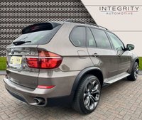 USED 2013 13 BMW X5 3.0 XDRIVE30D SE 5d 241 BHP PRO NAV - HEATED AND POWERED FRONT SEATS - 20" ALLOY WHEELS - ALUMINUM RUNNING BOARDS - 7 SEATS