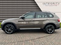 USED 2013 13 BMW X5 3.0 XDRIVE30D SE 5d 241 BHP PRO NAV - HEATED AND POWERED FRONT SEATS - 20" ALLOY WHEELS - ALUMINUM RUNNING BOARDS - 7 SEATS