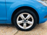 USED 2009 09 FORD FOCUS 1.6 ZETEC 5d 100 BHP 5 Door Family Hatchback in Metallic Vision Blue
