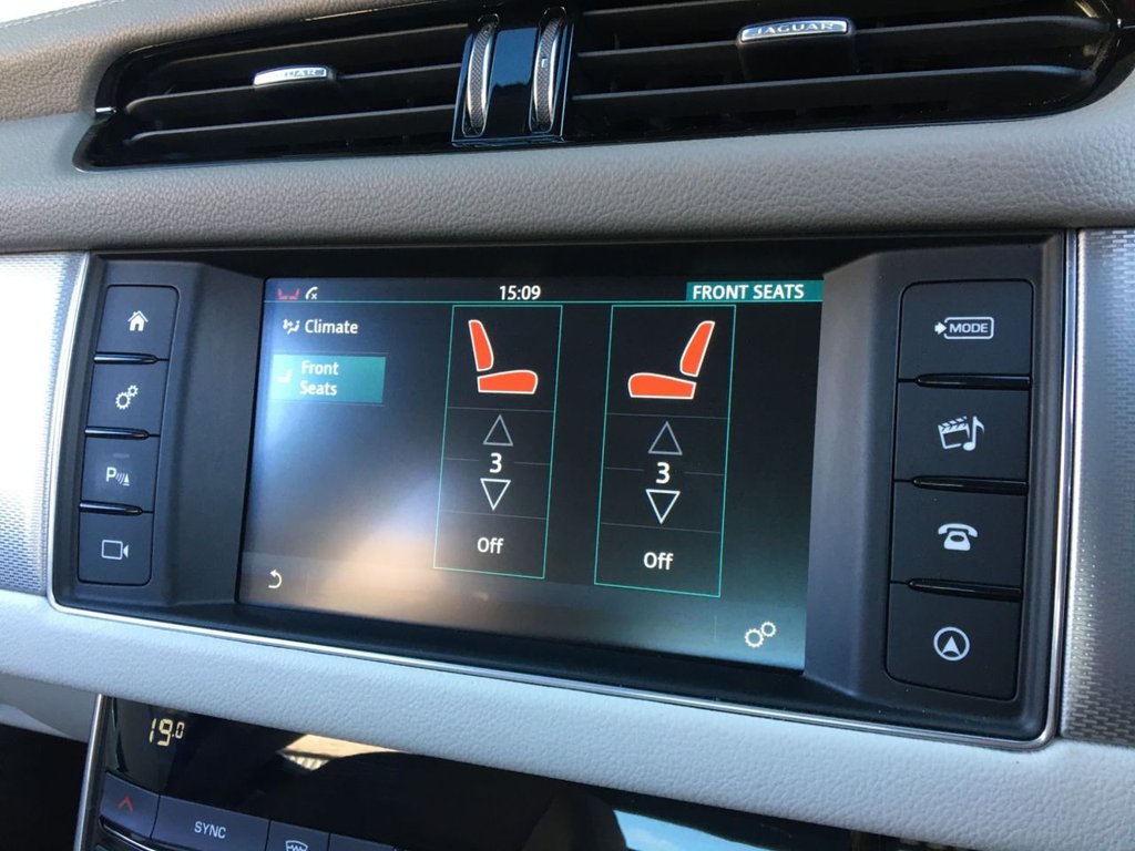 USED 2016 66 JAGUAR XF 2.0 PRESTIGE 4d 177 BHP FINANCE AVAILABLE