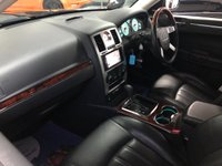 USED 2010 60 CHRYSLER 300C 3.0 CRD SR 4d 215 BHP * NAV * CLIMATE CONTROL * 7 SERVICES * LEATHER TRIM *