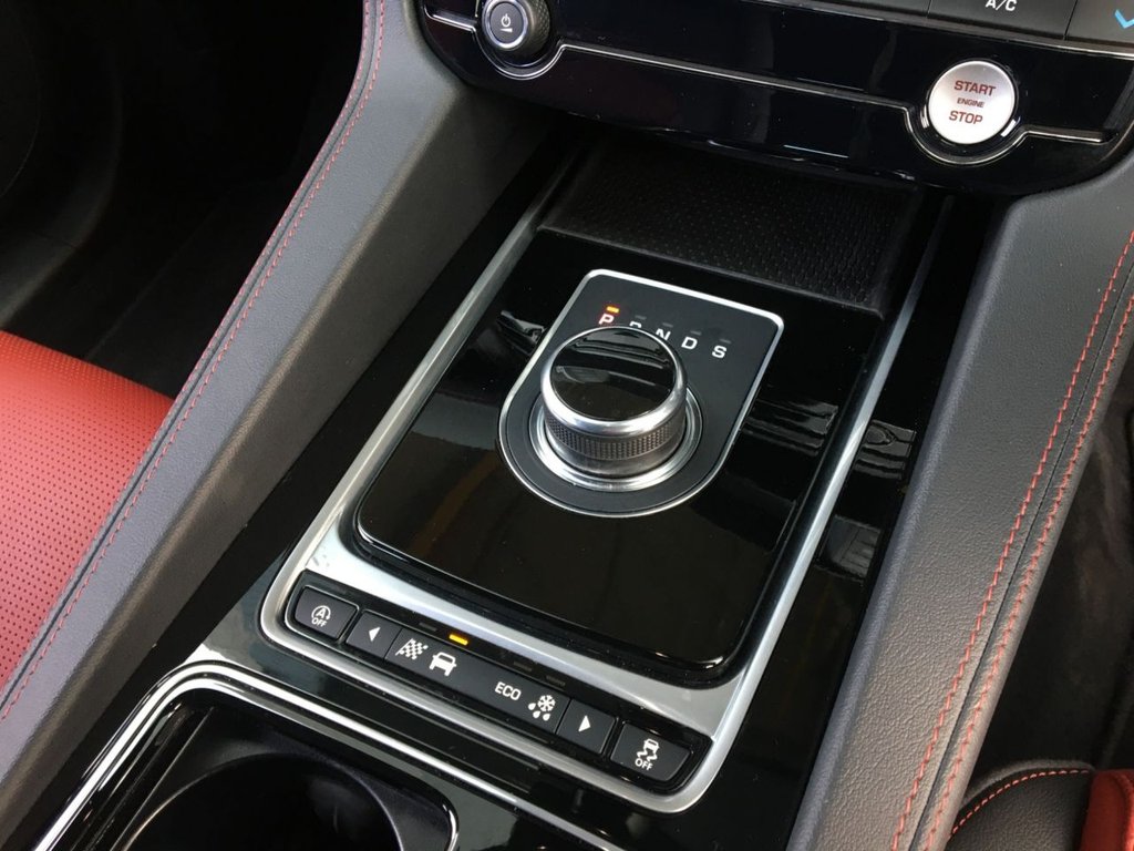 USED 2017 67 JAGUAR F-PACE 2.0 R-SPORT 5d 178 BHP &pound;150 ANNUAL ROAD TAX