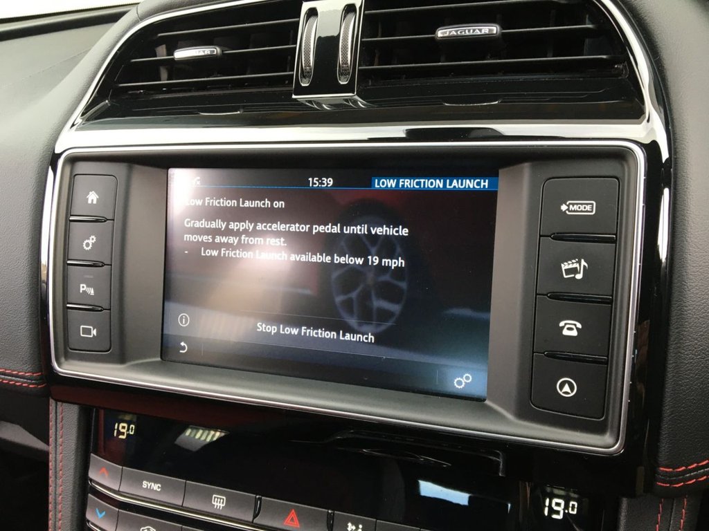 USED 2017 67 JAGUAR F-PACE 2.0 R-SPORT 5d 178 BHP &pound;150 ANNUAL ROAD TAX