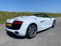 USED 2010 60 AUDI R8 5.2 SPYDER V10 QUATTRO 2d 518 BHP AUTOMATIC  JUST 24,500 MILES - STUNNING EXAMPLE - DOCUMENTED SERVICE HISTORY - STUNNING EXAMPLE - SUZUKA GREY METALLIC