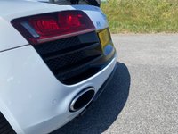 USED 2010 60 AUDI R8 5.2 SPYDER V10 QUATTRO 2d 518 BHP AUTOMATIC  JUST 24,500 MILES - STUNNING EXAMPLE - DOCUMENTED SERVICE HISTORY - STUNNING EXAMPLE - SUZUKA GREY METALLIC