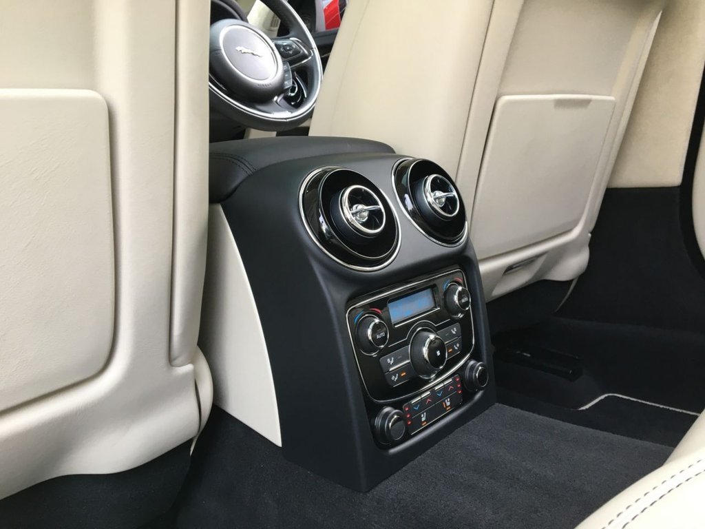 USED 2017 17 JAGUAR XJ 3.0 D V6 PORTFOLIO 4d 302 BHP FINANCE AVAILABLE