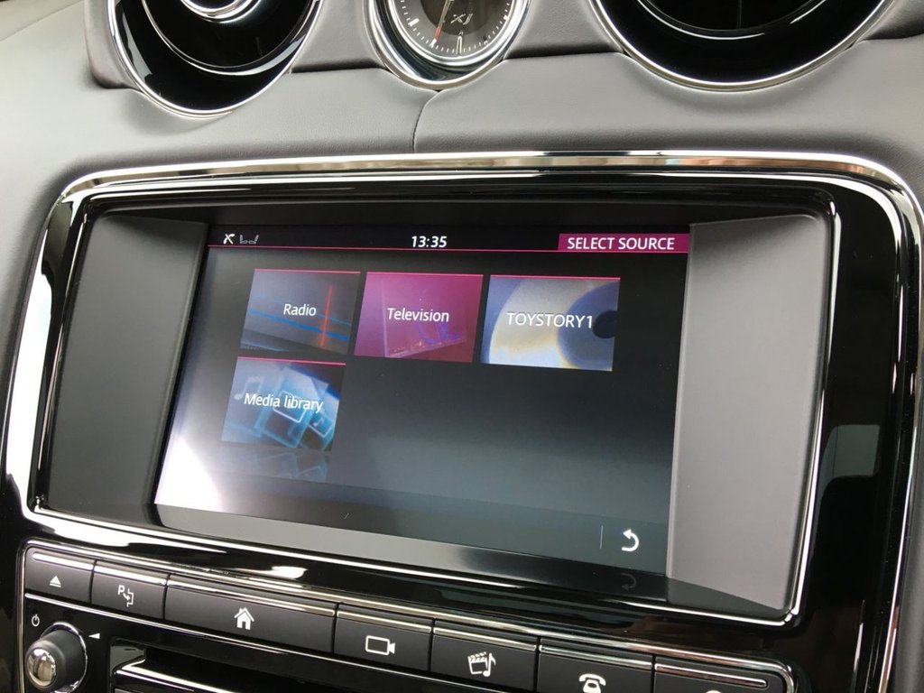 USED 2017 17 JAGUAR XJ 3.0 D V6 PORTFOLIO 4d 302 BHP FINANCE AVAILABLE