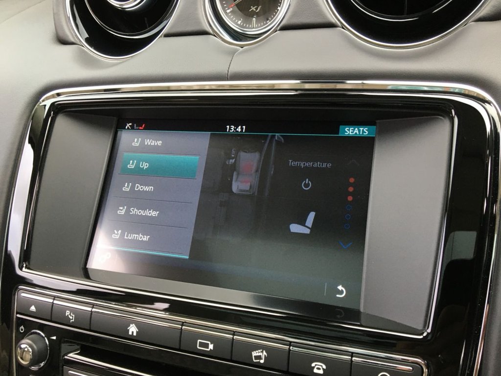 USED 2017 17 JAGUAR XJ 3.0 D V6 PORTFOLIO 4d 302 BHP FINANCE AVAILABLE