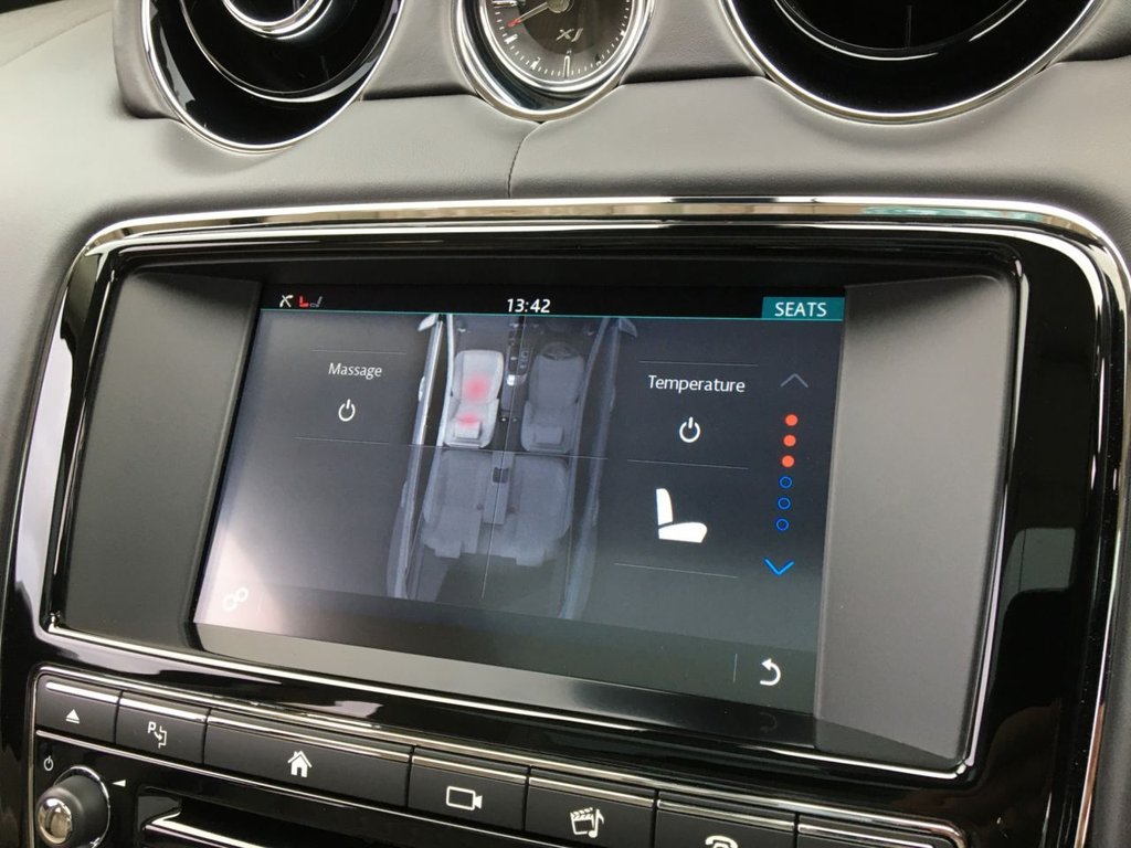 USED 2017 17 JAGUAR XJ 3.0 D V6 PORTFOLIO 4d 302 BHP FINANCE AVAILABLE