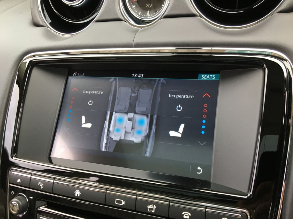 USED 2017 17 JAGUAR XJ 3.0 D V6 PORTFOLIO 4d 302 BHP FINANCE AVAILABLE