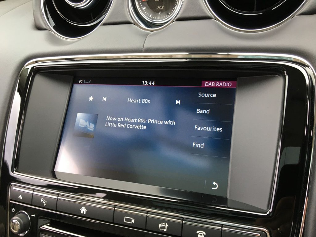 USED 2017 17 JAGUAR XJ 3.0 D V6 PORTFOLIO 4d 302 BHP FINANCE AVAILABLE