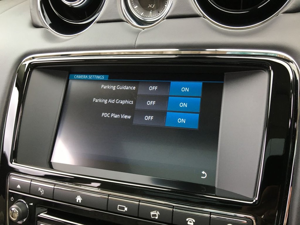 USED 2017 17 JAGUAR XJ 3.0 D V6 PORTFOLIO 4d 302 BHP FINANCE AVAILABLE