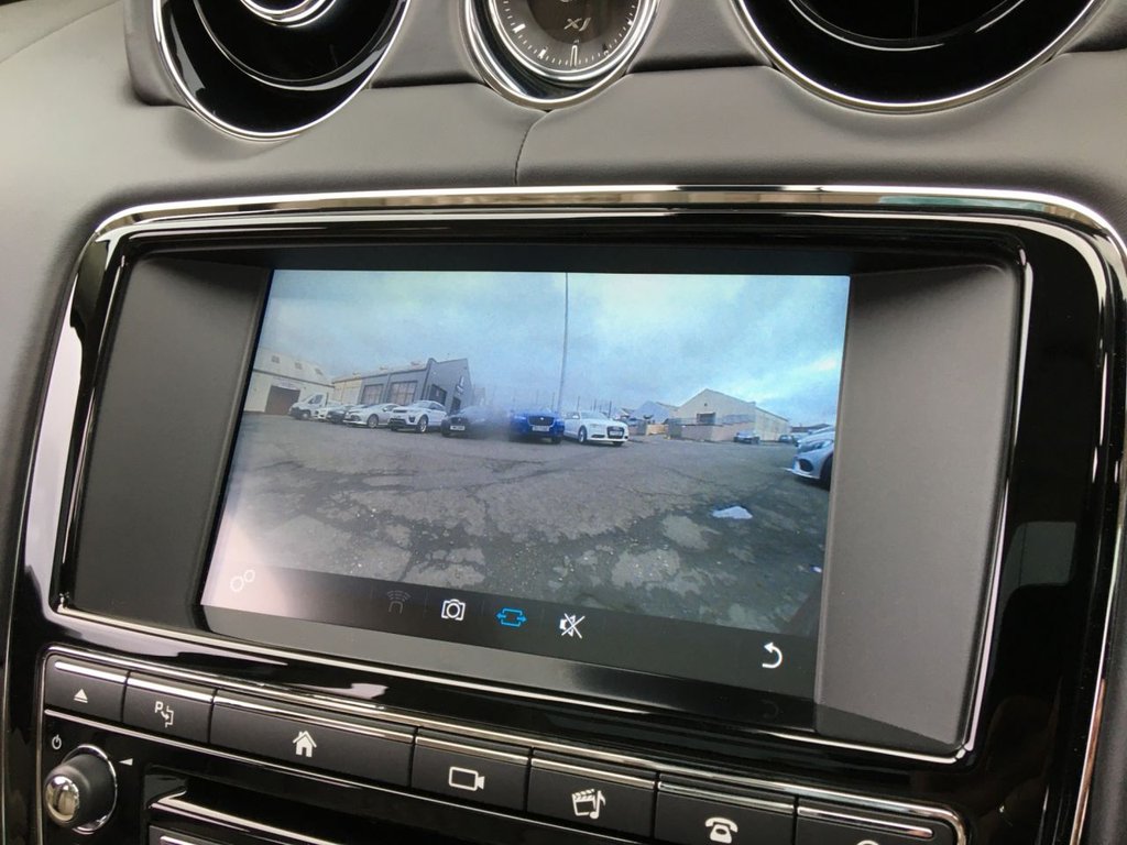 USED 2017 17 JAGUAR XJ 3.0 D V6 PORTFOLIO 4d 302 BHP FINANCE AVAILABLE