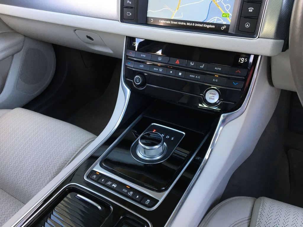 USED 2015 65 JAGUAR XF 2.0 PRESTIGE 4d 161 BHP FINANCE AVAILABLE