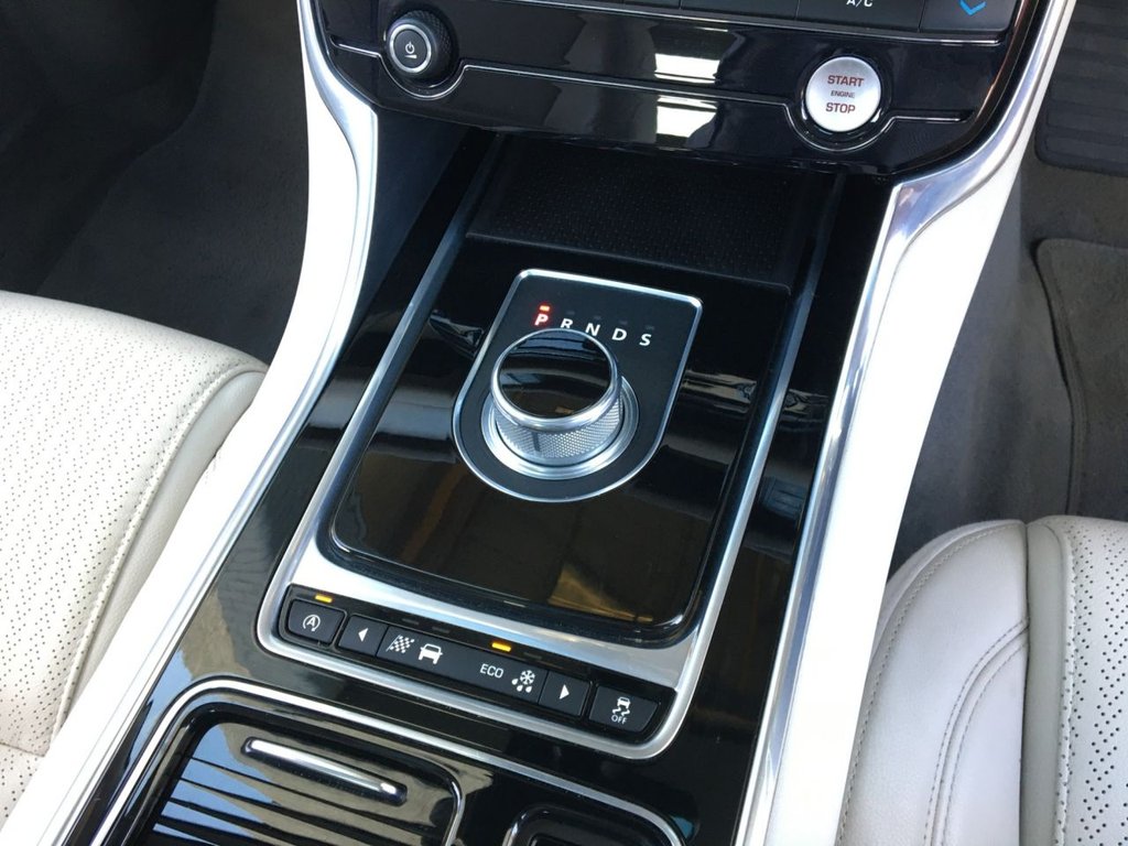 USED 2015 65 JAGUAR XF 2.0 PRESTIGE 4d 161 BHP FINANCE AVAILABLE