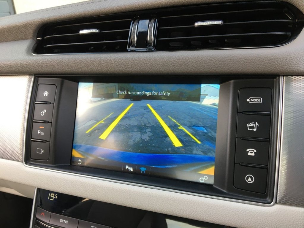 USED 2015 65 JAGUAR XF 2.0 PRESTIGE 4d 161 BHP FINANCE AVAILABLE