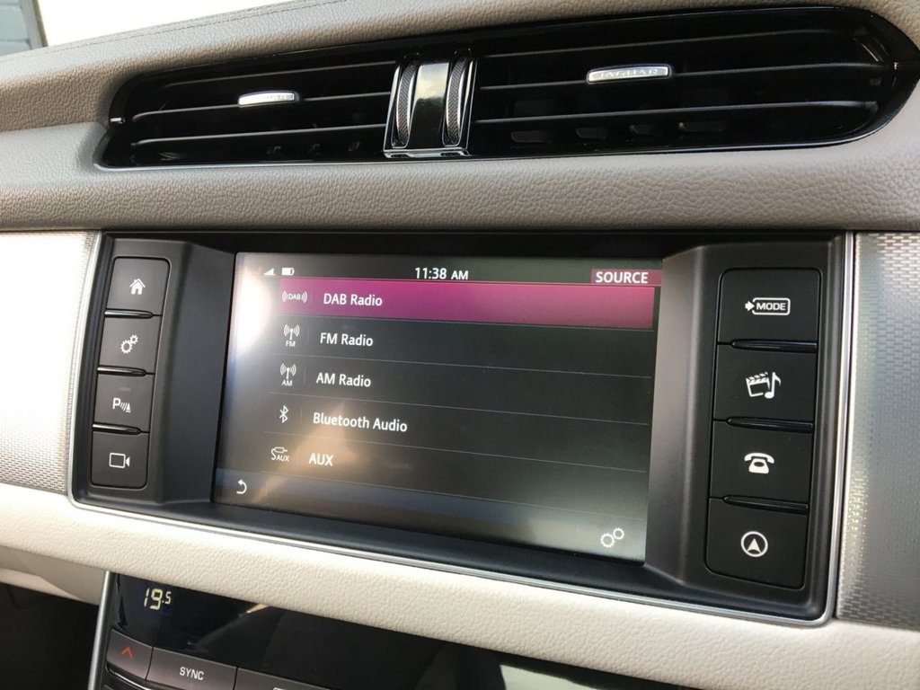 USED 2015 65 JAGUAR XF 2.0 PRESTIGE 4d 161 BHP FINANCE AVAILABLE