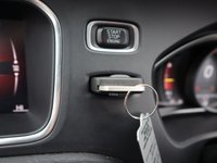 USED 2017 17 VOLVO V40 2.0 T2 R-DESIGN NAV PLUS 5d 120 BHP WITH FACTORY FITTED EXTRA OF FRONT & REAR PARK ASSIST AND THE VOLVO REPUTATION FOR SAFTEY THIS CAR WONT DISAPOINT.