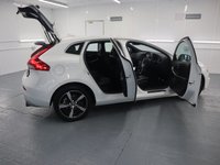 USED 2017 17 VOLVO V40 2.0 T2 R-DESIGN NAV PLUS 5d 120 BHP WITH FACTORY FITTED EXTRA OF FRONT & REAR PARK ASSIST AND THE VOLVO REPUTATION FOR SAFTEY THIS CAR WONT DISAPOINT.