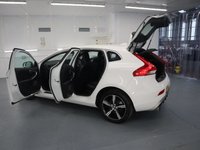 USED 2017 17 VOLVO V40 2.0 T2 R-DESIGN NAV PLUS 5d 120 BHP WITH FACTORY FITTED EXTRA OF FRONT & REAR PARK ASSIST AND THE VOLVO REPUTATION FOR SAFTEY THIS CAR WONT DISAPOINT.