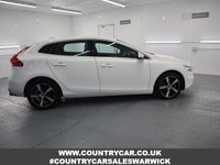 USED 2017 17 VOLVO V40 2.0 T2 R-DESIGN NAV PLUS 5d 120 BHP WITH FACTORY FITTED EXTRA OF FRONT & REAR PARK ASSIST AND THE VOLVO REPUTATION FOR SAFTEY THIS CAR WONT DISAPOINT.