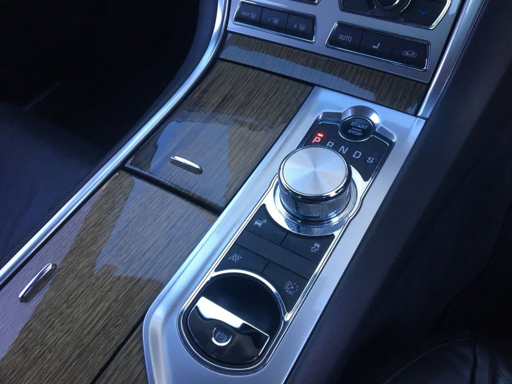 USED 2015 64 JAGUAR XF 3.0 D V6 PREMIUM LUXURY 4d 240 BHP 