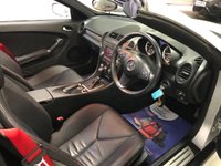 USED 2010 10 MERCEDES-BENZ SLK 1.8 SLK200 KOMPRESSOR 2d 184 BHP * AIR SCARF * SAT NAV * HEATED LEATHER *