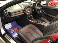 USED 2010 10 MERCEDES-BENZ SLK 1.8 SLK200 KOMPRESSOR 2d 184 BHP * AIR SCARF * SAT NAV * HEATED LEATHER *