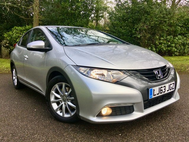 2013 63 Honda Civic 1.8 I-VTEC ES 5d 140 BHP. ONLY 6,600 MILES//REVERSING CAMERA//PRE-REG +1 LADY OWNER//X5 HONDA SERVICE STAMPS