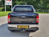USED 2011 61 TOYOTA HI-LUX 3.0 INVINCIBLE 4X4 D-4D DCB 169 BHP SAT NAV + LEATHER + BULL BARS