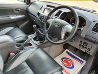 USED 2011 61 TOYOTA HI-LUX 3.0 INVINCIBLE 4X4 D-4D DCB 169 BHP SAT NAV + LEATHER + BULL BARS