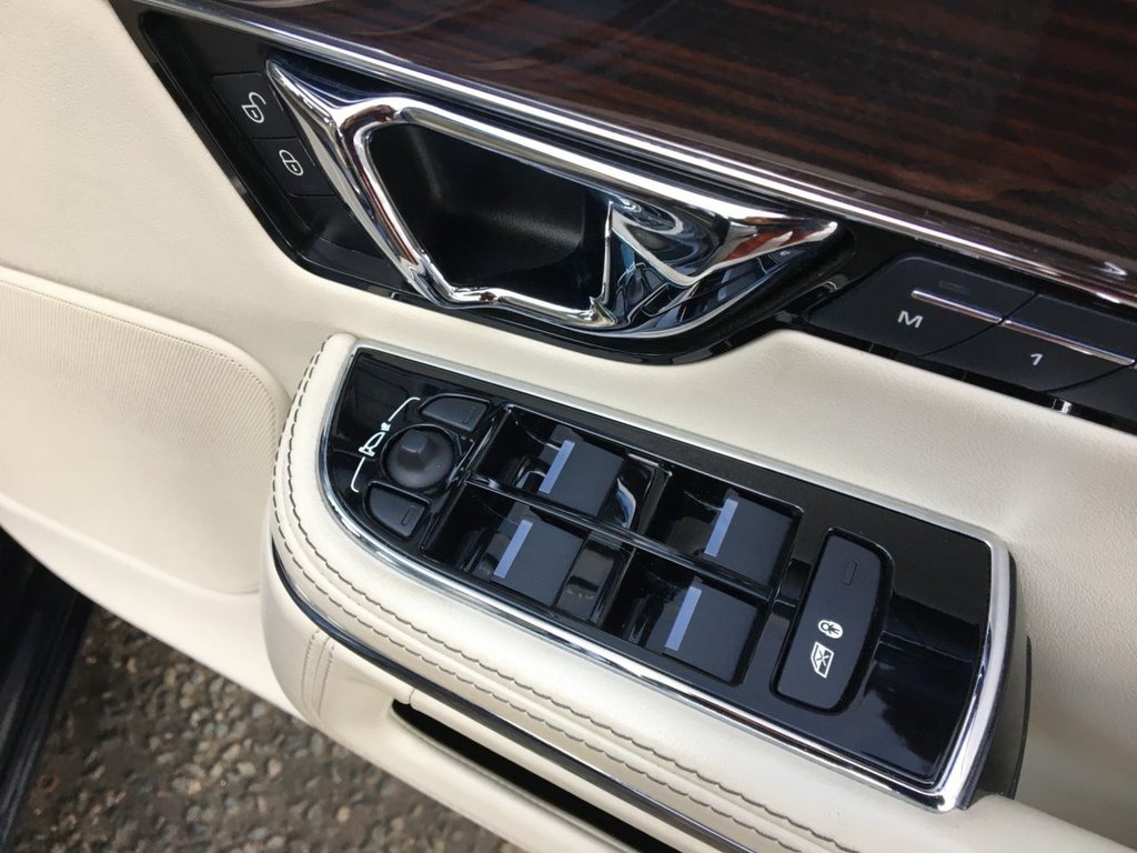 USED 2016 16 JAGUAR XJ 3.0 D V6 PORTFOLIO 4d 296 BHP 