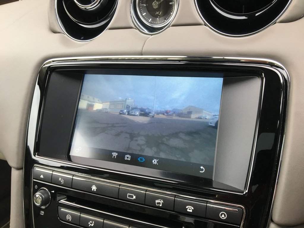 USED 2016 16 JAGUAR XJ 3.0 D V6 PORTFOLIO 4d 296 BHP 