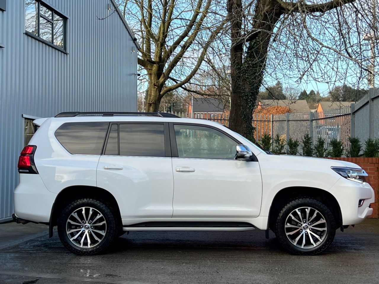 2020 69 TOYOTA LAND CRUISER 2.8D Invincible Auto 4WD 5dr (7 Seat)