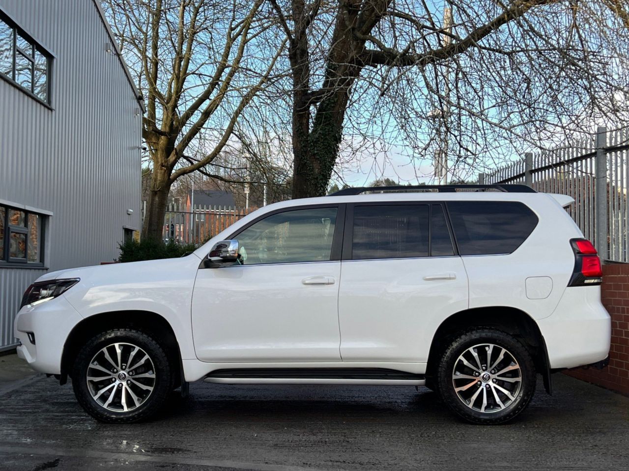 2020 69 TOYOTA LAND CRUISER 2.8D Invincible Auto 4WD 5dr (7 Seat)