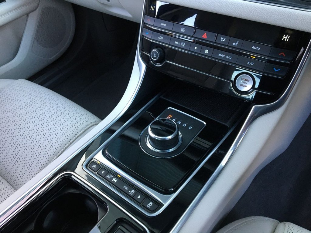 USED 2017 17 JAGUAR XF 2.0 PRESTIGE 4d 177 BHP 