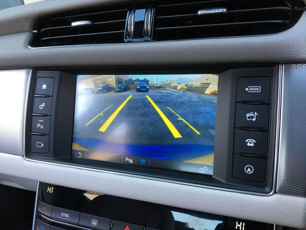 USED 2017 17 JAGUAR XF 2.0 PRESTIGE 4d 177 BHP 