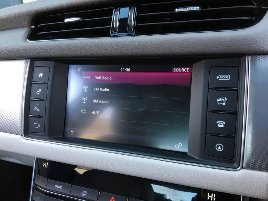 USED 2017 17 JAGUAR XF 2.0 PRESTIGE 4d 177 BHP 
