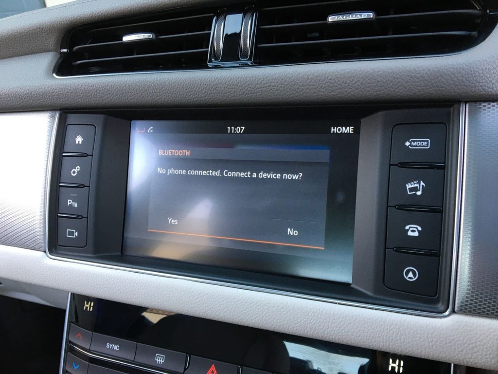 USED 2017 17 JAGUAR XF 2.0 PRESTIGE 4d 177 BHP 
